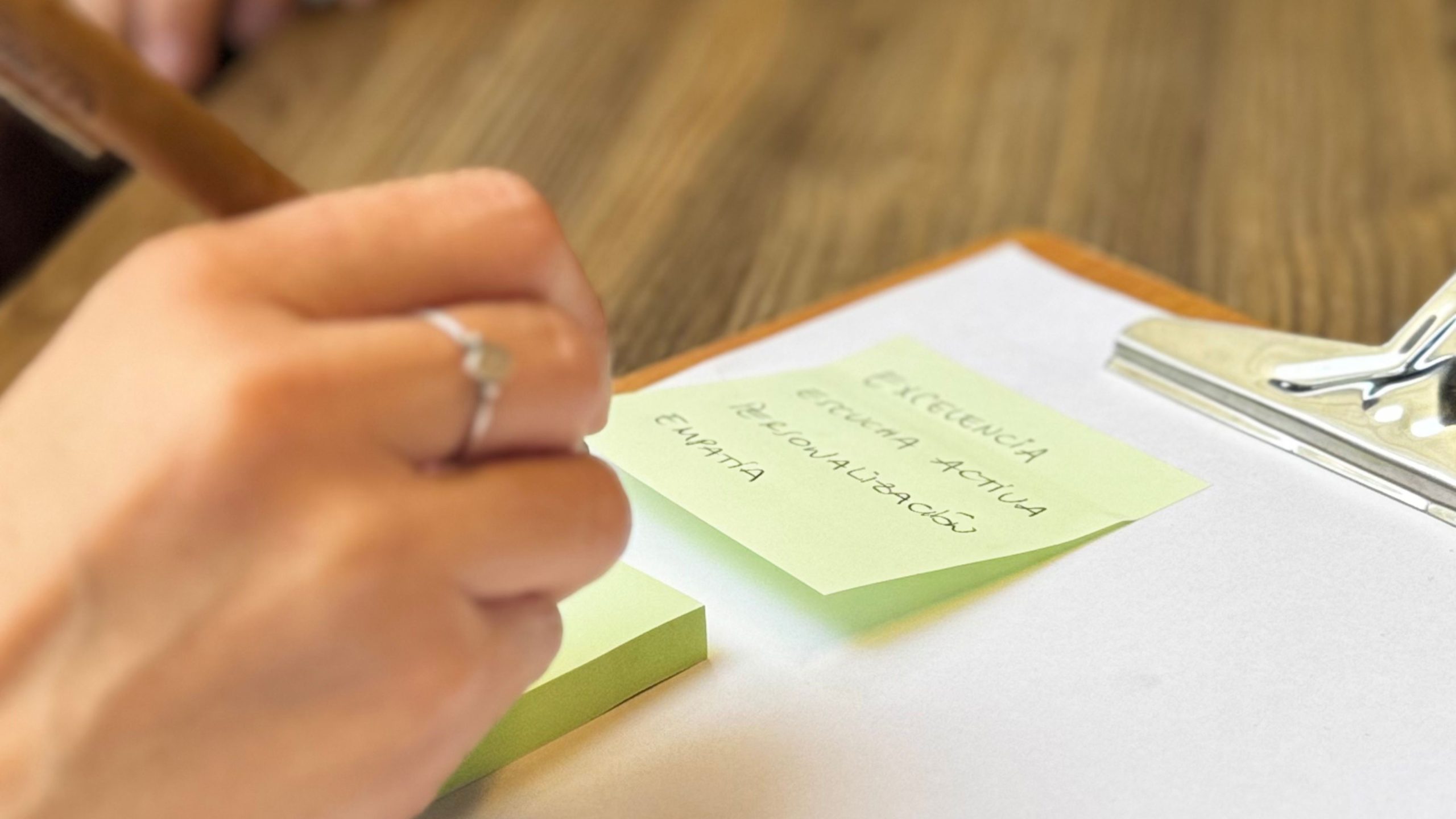 mujer entrevistando a otra mujer para un trabajo